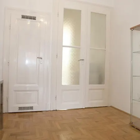 Alice Apartment *